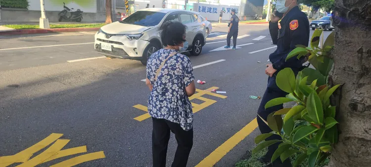 警方詢問目擊者當時狀況。翻攝畫面