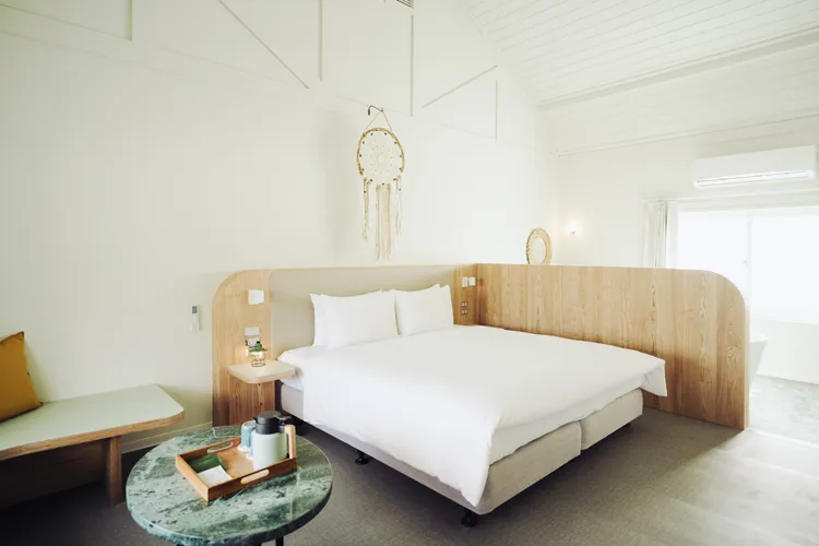 小島 住宿區「待霧」挑高浴缸一大床房型。丘丘提供