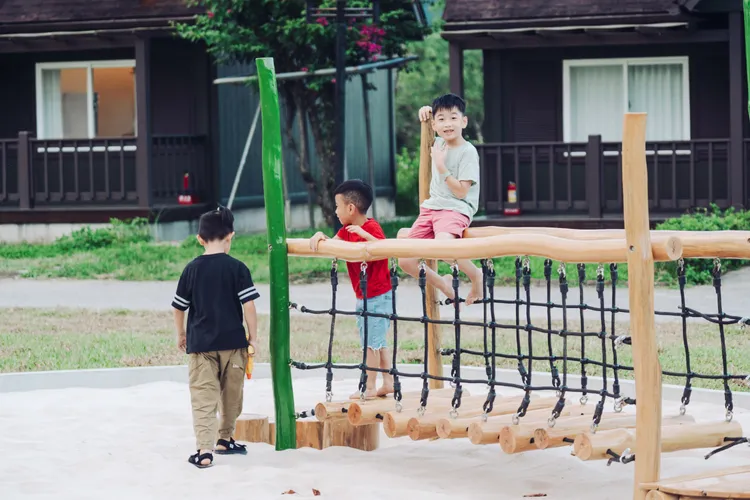 「小島」區擁有專屬獨立的戶外遊戲區「小島草原 Wild Grassland」。丘丘提供
