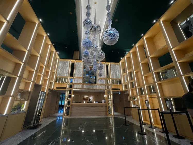 大廳接待處與在地藝術家合作，打造專屬丘丘裝置藝術。黃盈甄攝