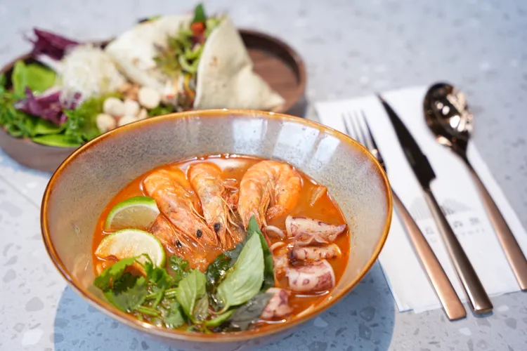 除了自助早、晚餐，旅店於下午茶及宵夜時段也提供單點餐點。黃盈甄攝