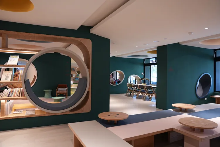 以綠色系為主的公共空間給人舒服的氛圍。黃盈甄攝