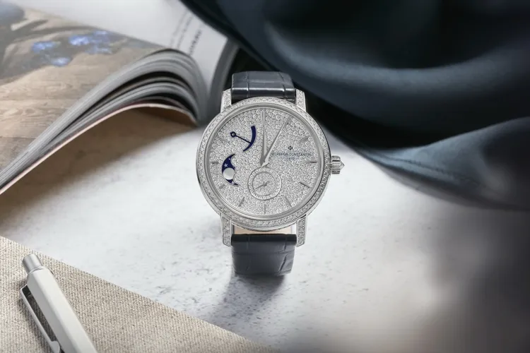 Traditionnelle 18K白金滿鑽月相錶，約243萬元。品牌提供
