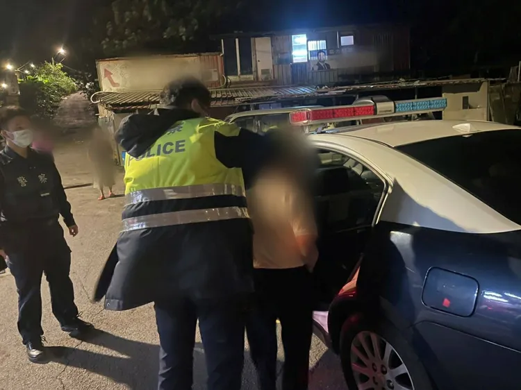 警方協助老翁載其返家。警方提供