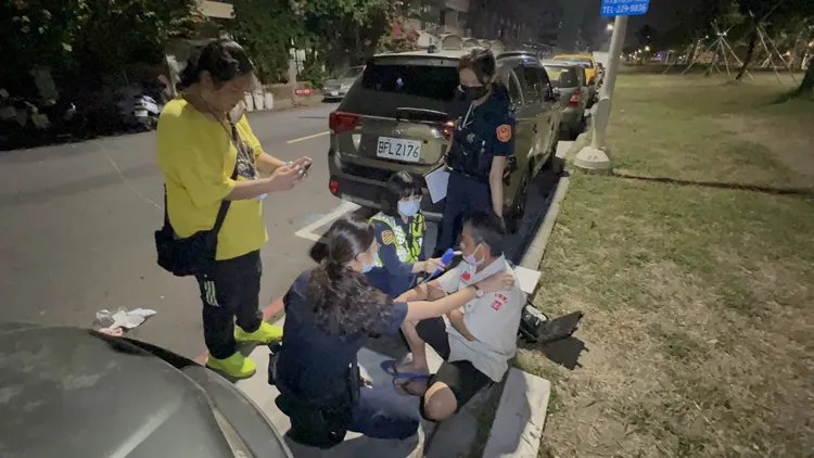 三名女警對酒駕男子進行酒測。侯昌騰攝