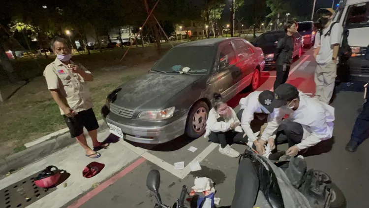 酒駕男子（左一）自稱喝了兩瓶啤酒。侯昌騰攝