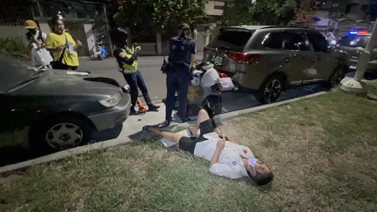 酒駕肇事男子一度倒臥在草皮休息。侯昌騰攝