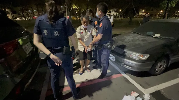 酒駕男子被上銬逮捕。侯昌騰攝