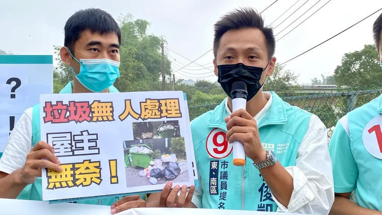 民眾黨台中市議員候選人林俊凱踢爆黃金屋公司的犯行。孫英哲攝