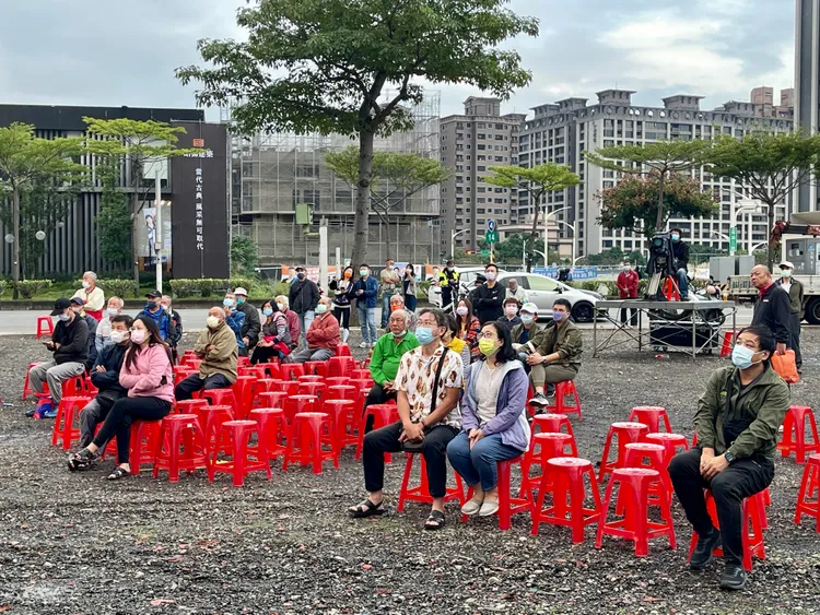 鄭運鵬競總現場架設舞台與大螢幕，支持民眾到場關心開票。施昂強攝