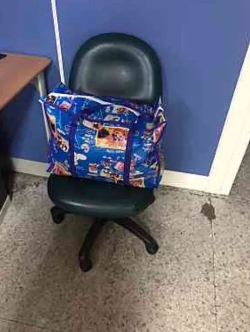 鍾女自知被通緝，老早將行李打包好。讀者提供