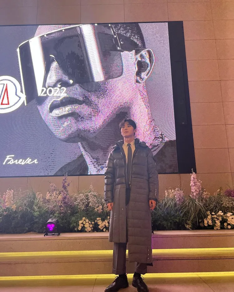 黃旼炫身上的灰色長版MONCLER羽絨大衣，是由紐約設計師Thom Browne操刀。翻攝optimushwang IG