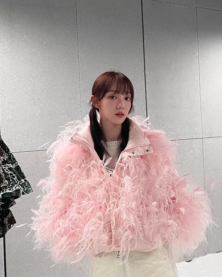 李聖經穿的羽毛刺繡MONCLER外套，出自義大利設計師Giambattista Valli的創意。翻攝heybiblee IG