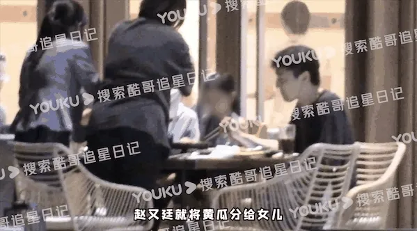 趙又廷和高圓圓餵女兒，也互相幫忙夾菜。翻攝酷哥追星日記