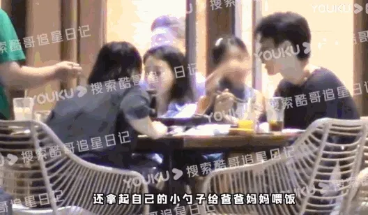 Rhea乖巧的先餵爸爸再餵媽媽。翻攝酷哥追星日記