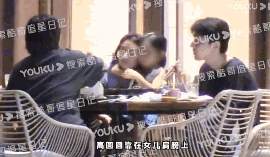 高圓圓靠在Rhea肩上，Rhea伸手輕拍安撫。翻攝酷哥追星日記