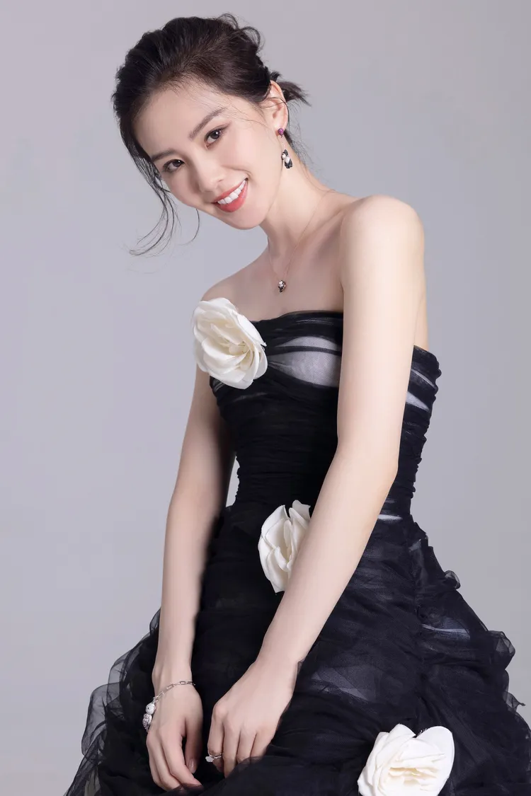 劉詩詩搭配Qeelin Bo Bo珠寶，表現浪漫天真的一面。品牌提供