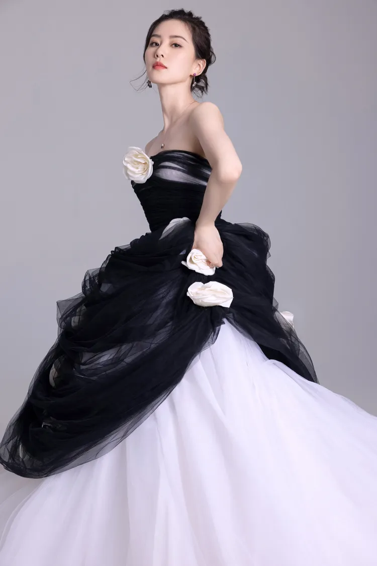 劉詩詩為Qeelin拍攝的形象照讓粉絲誤以為是10年前的舊照，可見她的狀態保養得宜。翻攝詩詩的小板報微博