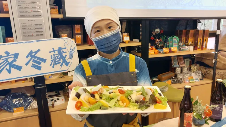 「客家．冬藏－大地餐桌」創意料理白玉蔬果沙拉。凃建豐攝
