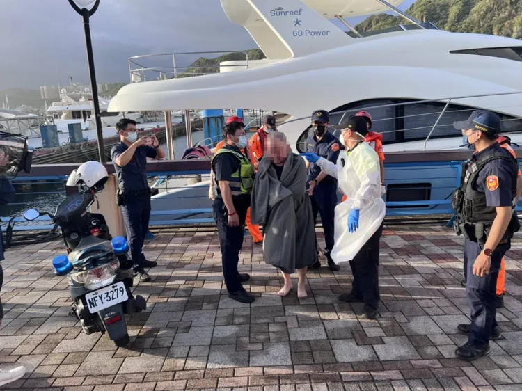 許男躲在碧砂漁港泡在海水裡，仍被警方發現逮捕移送法辦。翻攝畫面