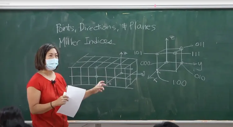 Winny Dong教授材料科學育工程導論授課。陽明交大提供