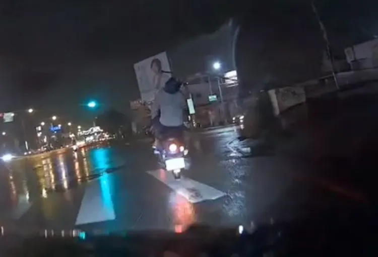 沙鹿區台灣大道與光華路口，突然出現一條垂落電線，造成蔡姓女騎士頸部遭勾住慘摔。讀者提供