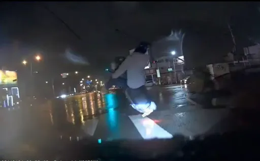 女騎士「詭異倒彈」騰空飛起　馬路暗藏殺人凶器！影片定格才看得見