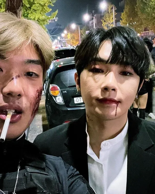 直播主K（右）10月29日在梨泰院直播萬聖節人潮，被指是引發人潮推擠的「名人」，他發文喊冤。翻攝24gyuehddl IG