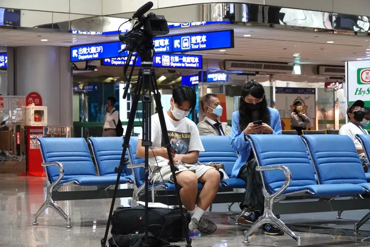 各媒體在機場空等汪小菲。陳德興攝