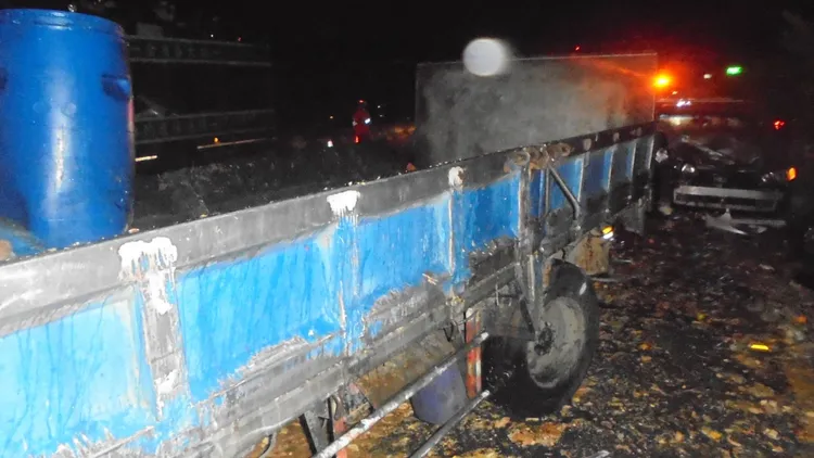 餿水車上的廚餘散落一地。翻攝畫面