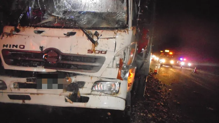 餿水車也因失控追撞前方轎車導致餿水散落一地，整起車禍造成1死2傷。翻攝畫面