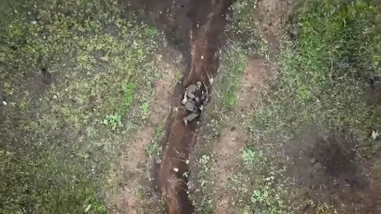 大兵撿起手榴彈後扔掉。路透社影片截圖