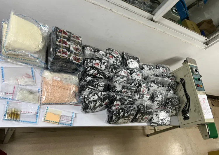 警方查獲一粒眠、大麻煙彈、K他命及毒咖啡、果汁粉原料。警方提供