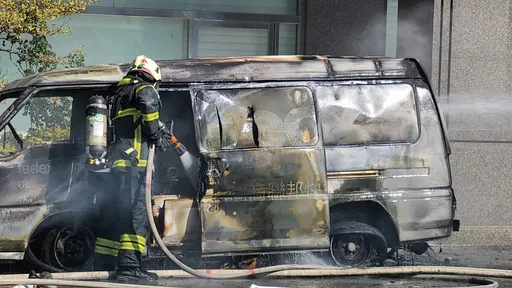 快遞貨車突竄火 全車燒毀駕駛逃出