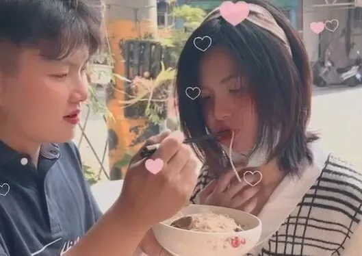 陳女今天出院返家，由弟弟餵豬腳麵線象徵去除霉運。陳父提供