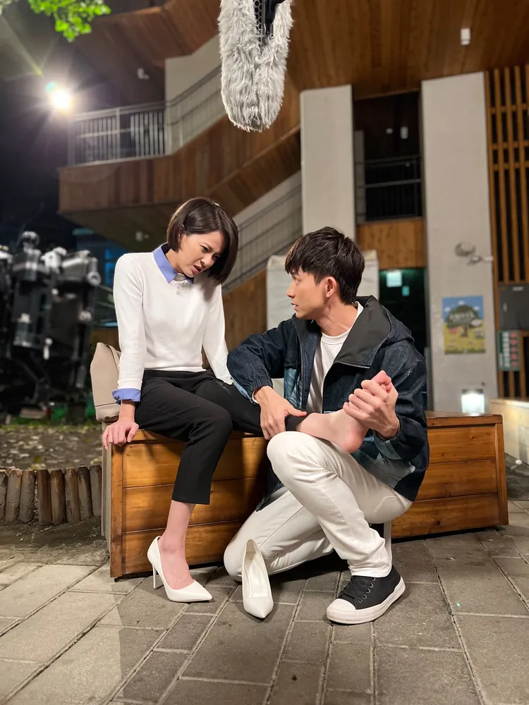 曾子益（右）幫蘇晏霈脫鞋子按摩，一開始太害羞不敢碰。民視提供