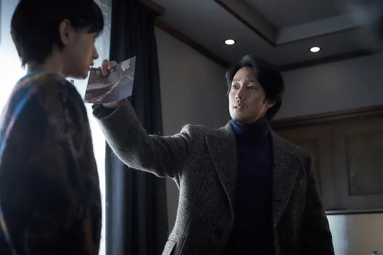 蘇志燮（右）片中與林珍娜搞婚外情，他自認《局中局》是生涯代表作前3名。車庫娛樂提供