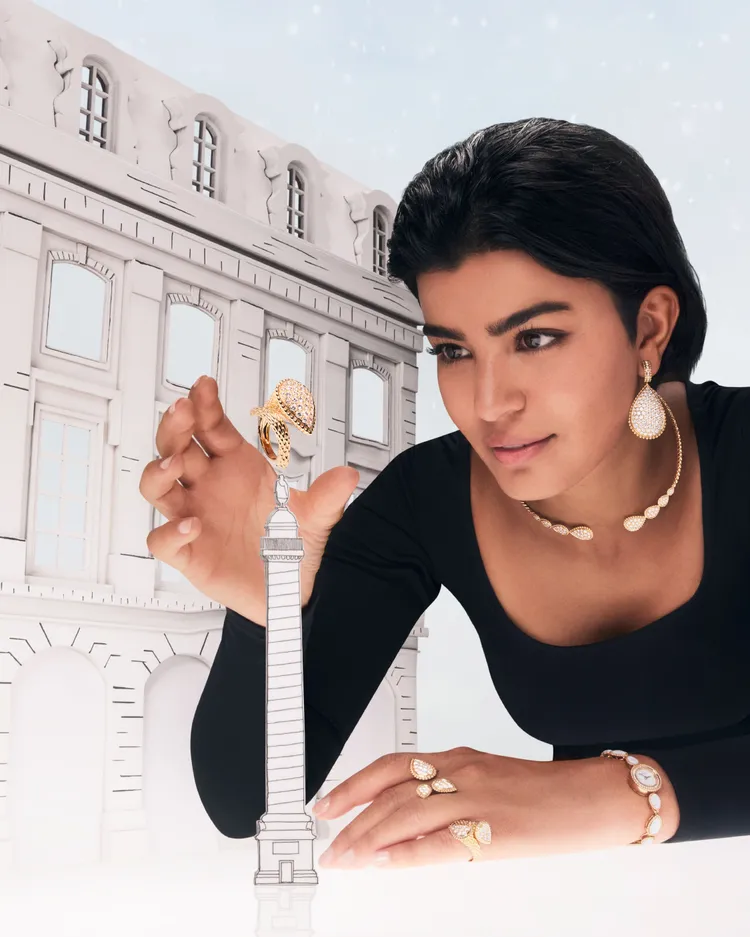 阿拉伯女星Mila Al Zahrani拍攝的照片中，融入了巴黎標誌性的芳登廣場為主題。品牌提供