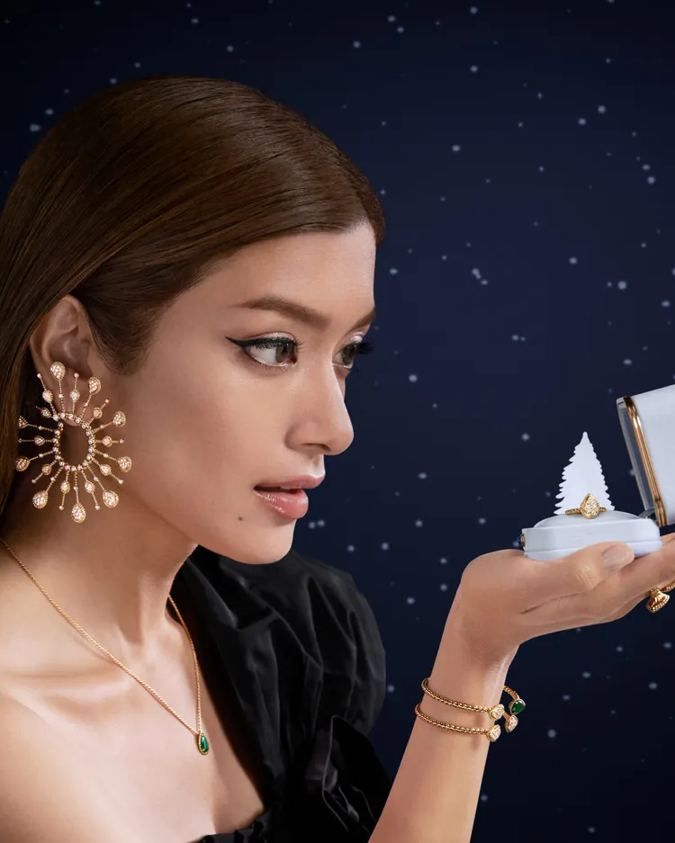 日本混血女星Rola藉著大小比例間的對比，俏皮呼應滿意佳節童話氣息的背景設定。品牌提供