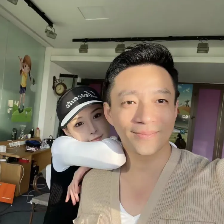 張穎穎的手靠在汪小菲肩上，兩人肢體互動親密。翻攝張穎穎抖音