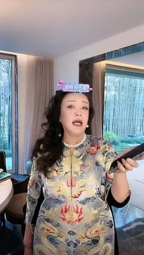 張蘭在直播時怒批洩漏隱私，直接打電話報警。翻攝張蘭抖音