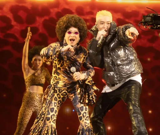 70歲比莉壓軸獻唱謝兒周湯豪讓她首登小巨蛋　母子熱擁「她超猛超狠」