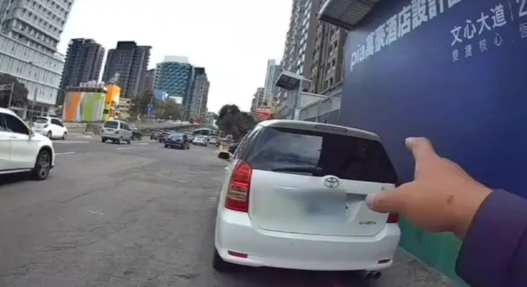 警員協助女駕駛將車子推下匝道。警方提供