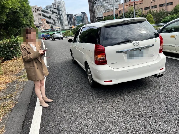 女駕駛站在匝道上茫然無助。警方提供