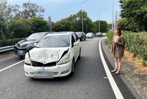 女駕駛匝道芭比Q 警化身道路救援