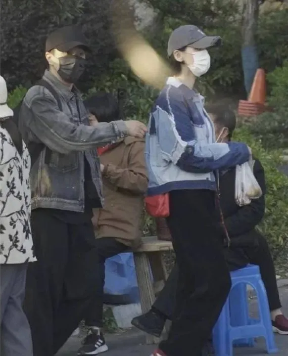 劉愷威（左）和李曉峰日前同遊徑山寺。翻攝扒圈醬紫微博