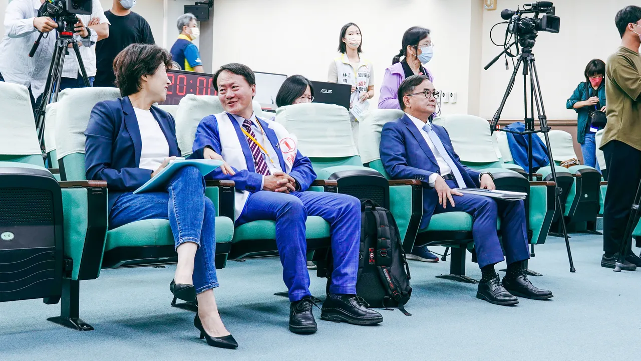 饒慶鈴與劉櫂豪上台發表政見前,互動冷淡。古和純攝