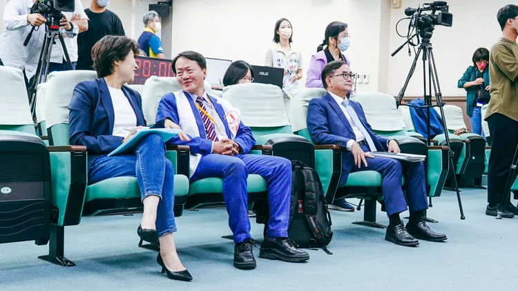 饒慶鈴與劉櫂豪上台發表政見前，互動冷淡。古和純攝