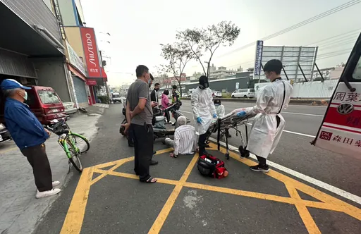 撞擊瞬間影片！八旬翁清晨馬路行走　慘遭後方機車剷起撞倒