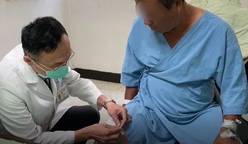 工作到一半腳軟無力　60歲男茶農膝蓋出事了